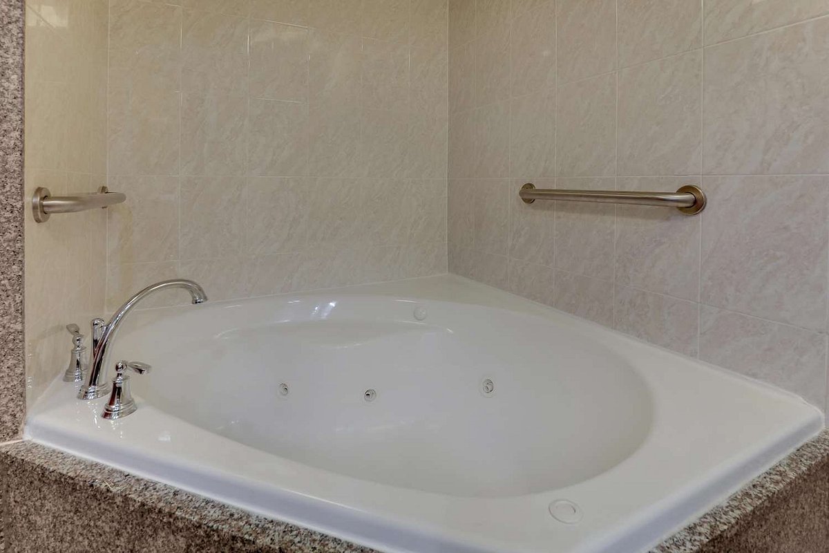 Drury Inn & Suites Montgomery has Jacuzzi suites