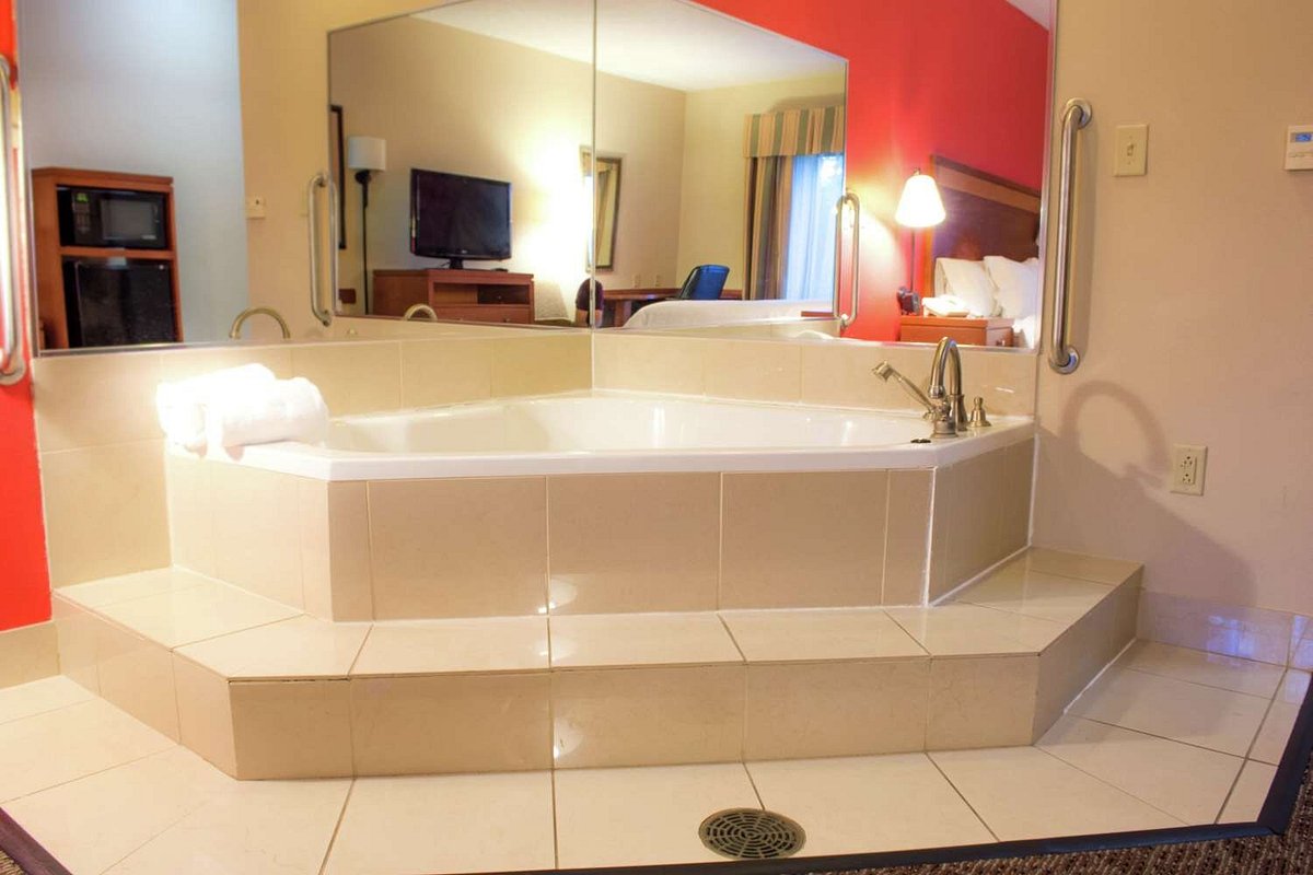 Hampton Inn Montgomery-South-Airport has Jacuzzi suites
