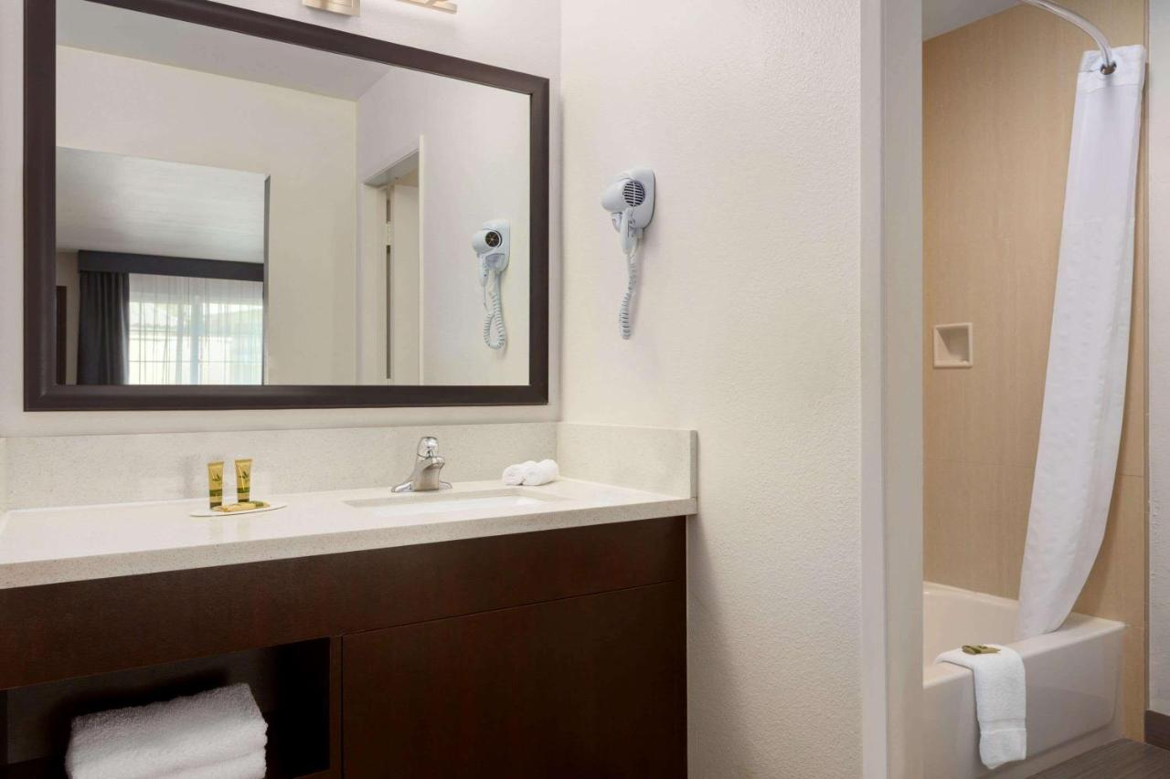 Days Inn & Suites by Wyndham Anaheim at Disneyland Park