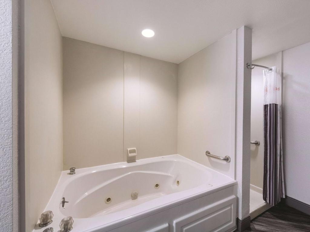 La Quinta Inn & Suites by Wyndham San Antonio Riverwalk