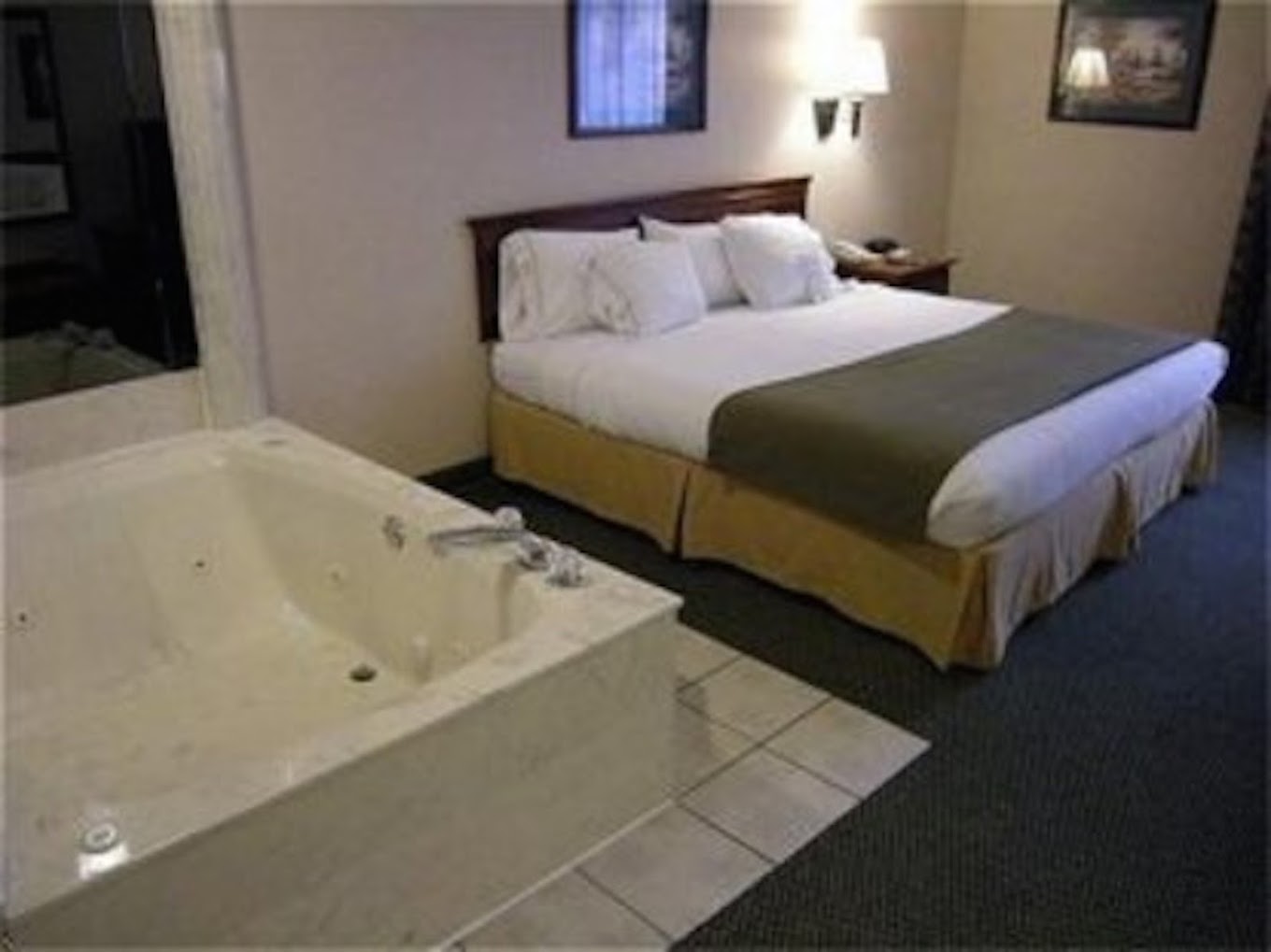 Holiday Inn Express & Suites Arlington (I-20-Parks Mall), IHG Hotel