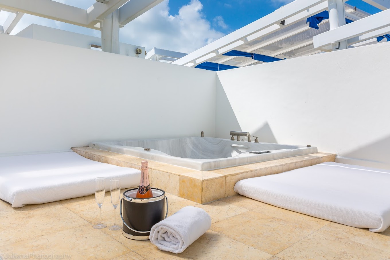 SBV Luxury Ocean Hotel Suites has Jacuzzi suites