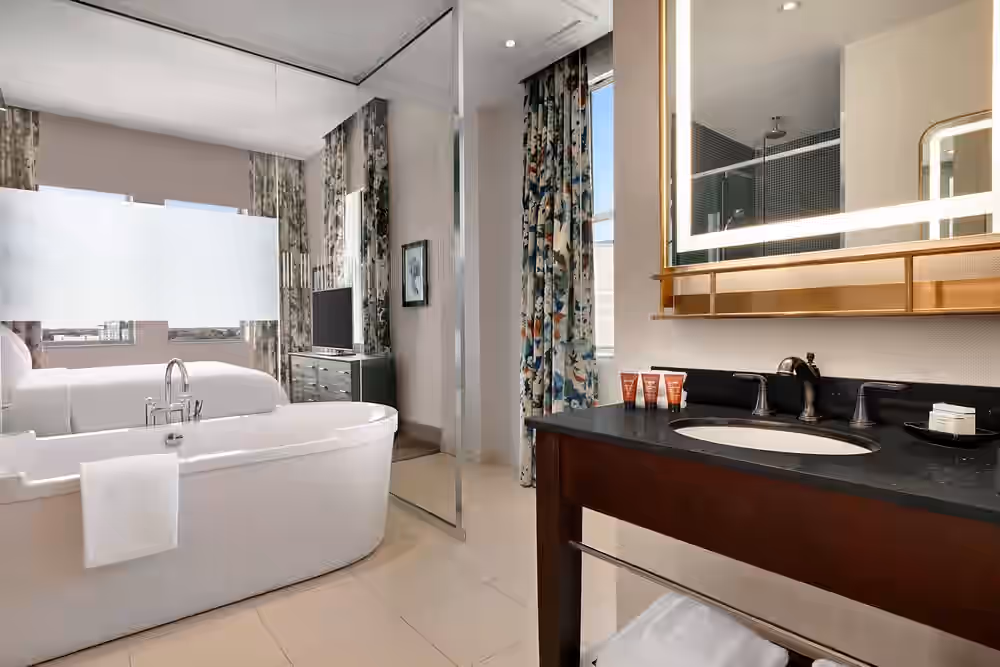 Glenn Hotel, Autograph Collection has private spa tub