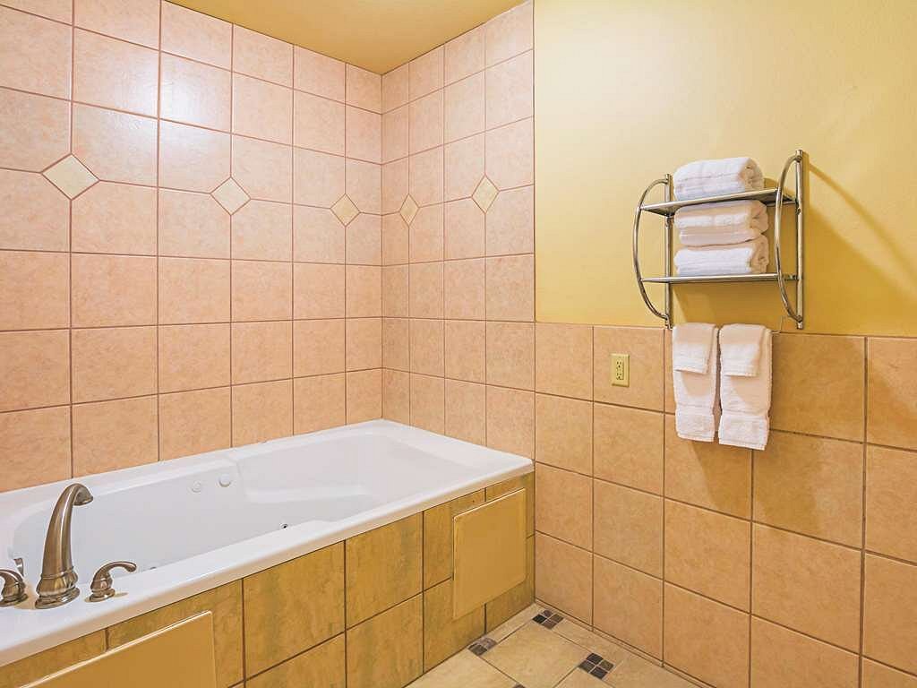La Quinta Inn & Suites by Wyndham Ft. Worth - Forest Hill TX