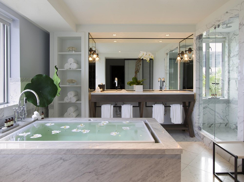 Hotel Victor South Beach has suites with romantic spa tub
