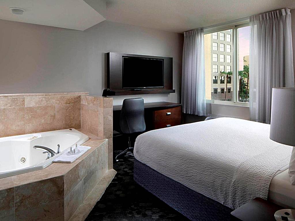 Courtyard Miami Dadeland has Jacuzzi suites