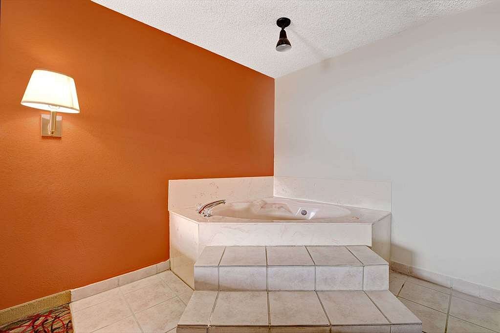 Super 8 by Wyndham Dallas South