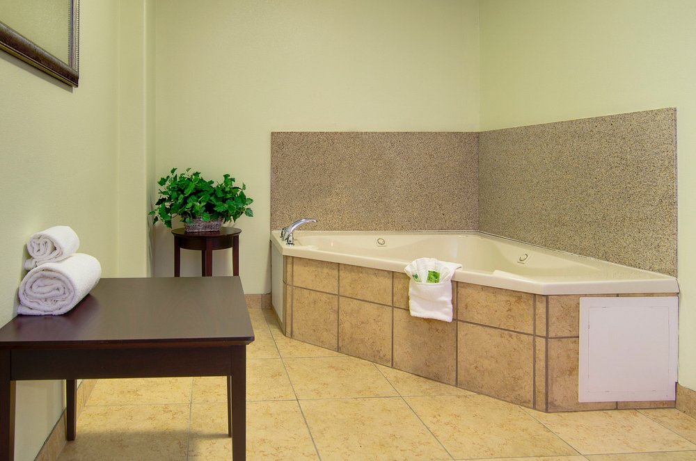 Holiday Inn Express & Suites Kansas City Sport Complex Area, an IHG hotel