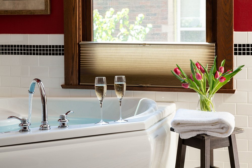 The Buckingham Inn has jacuzzi suites