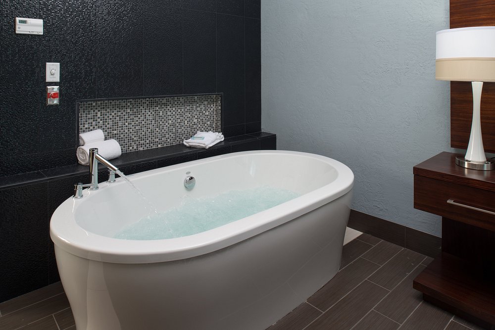 Holiday Inn Express & Suites Kansas City Airport, an IHG Hotel