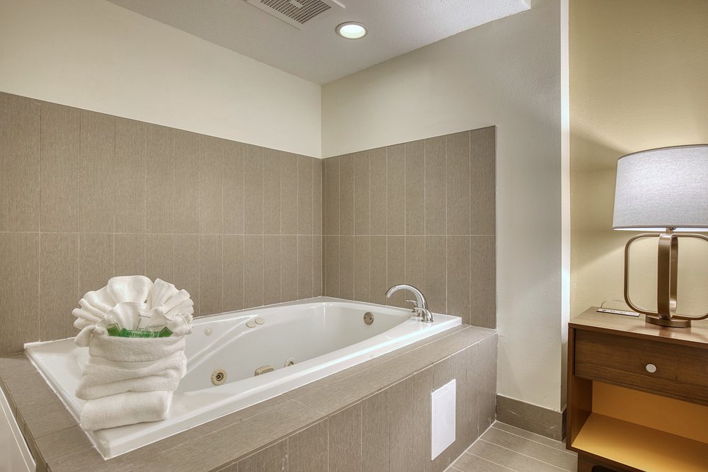 Holiday Inn & Suites Madison West