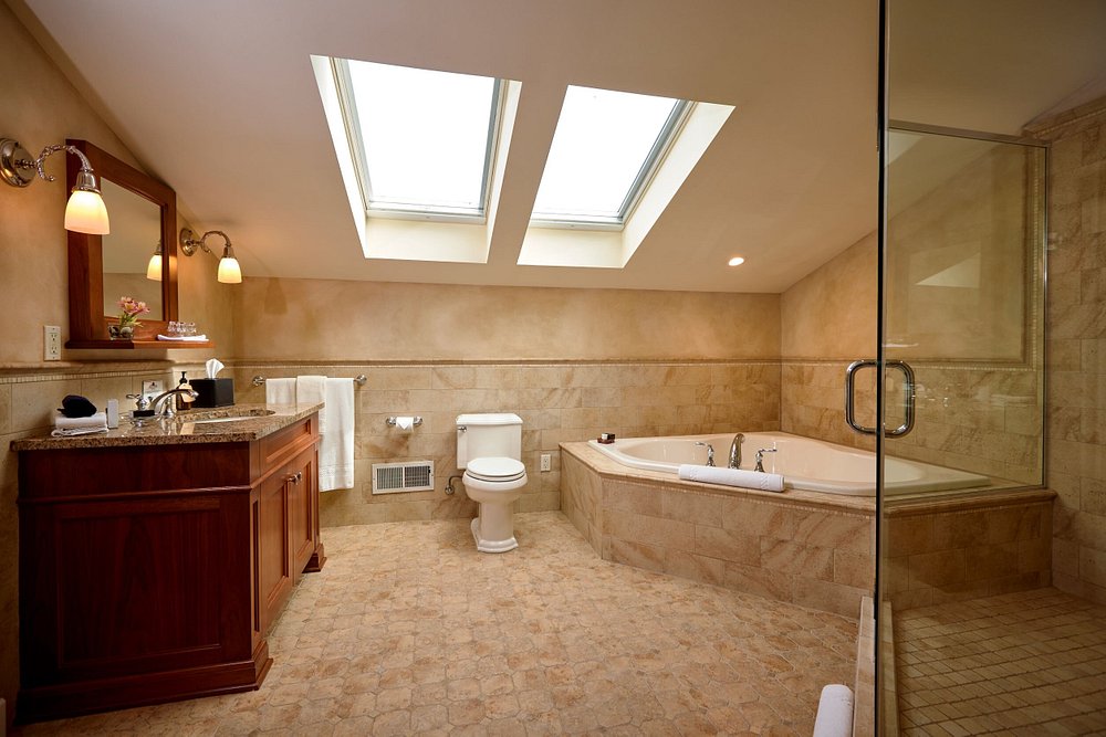 Mansion Hill Inn has jacuzzi suites