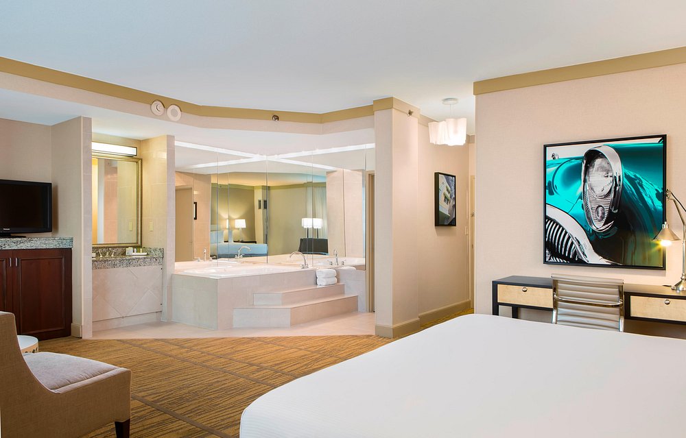 DoubleTree by Hilton Hotel Miami Airport & Convention Center has Jacuzzi suites