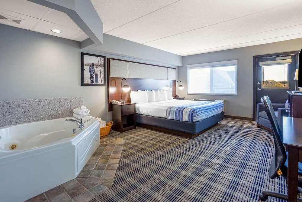 AmericInn by Wyndham Madison South has jacuzzi suites