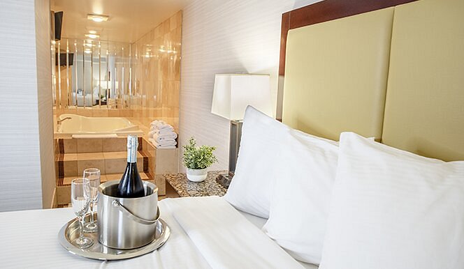 Madison Concourse Hotel and Governor's Club has jacuzzi suites