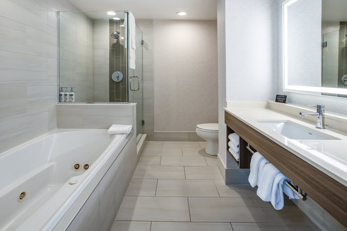 Holiday Inn Express & Suites Tampa-I-75 has Jacuzzi suites