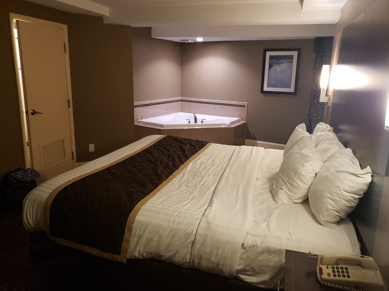 Aashram Hotel by Niagara River