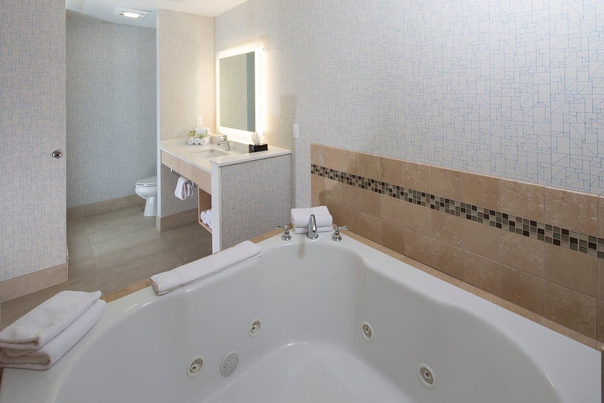 Holiday Inn Express & Suites Monroe, an IHG hotel