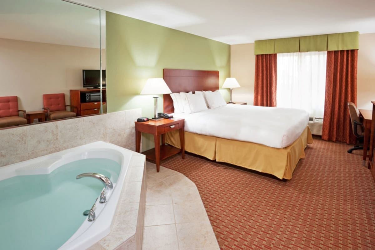 Holiday Inn Express & Suites Niagara Falls, an IHG Hotel