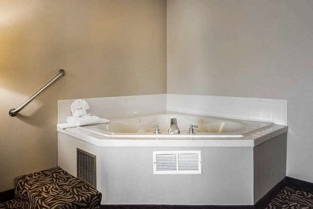 Clarion Inn & Suites - University Area