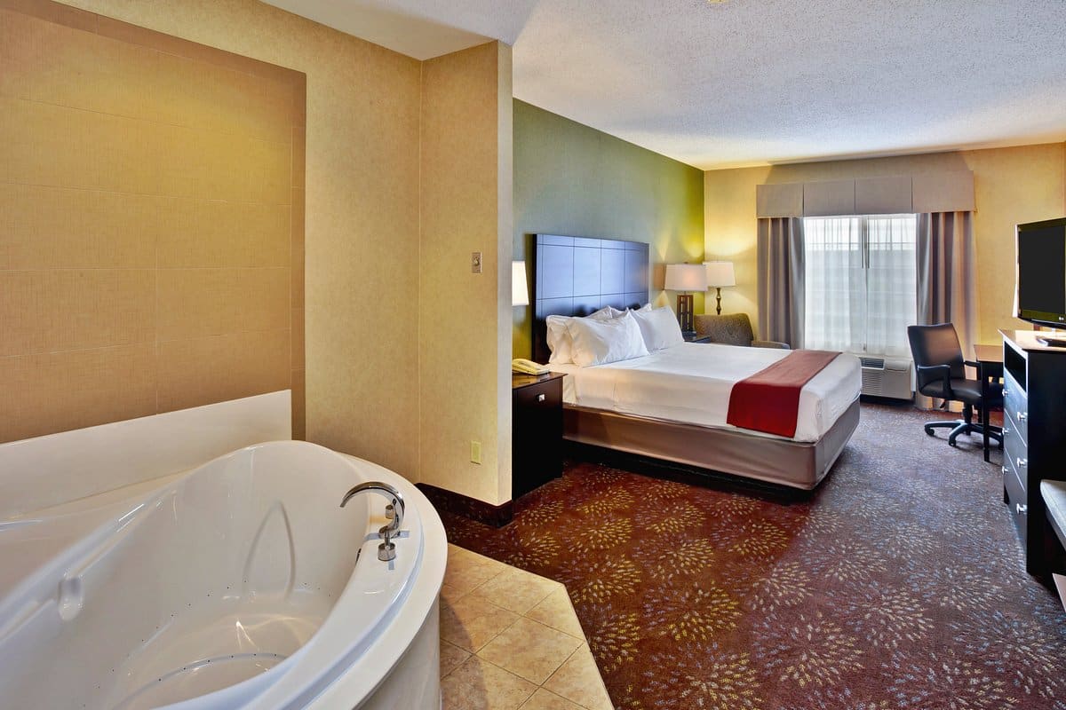Holiday Inn Express & Suites Woodhaven, an IHG hotel