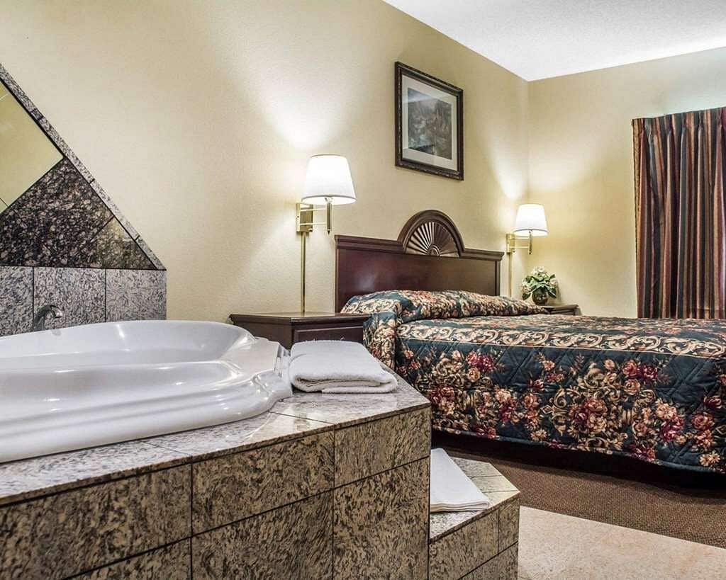 Econo Lodge Inn & Suites Airport