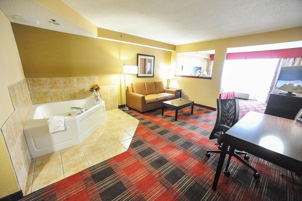 Holiday Inn Express & Suites Bowling Green, an IHG hotel