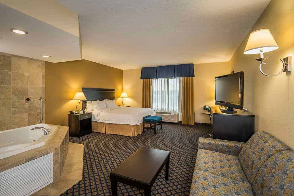 Hampton Inn & Suites Jacksonville South - Bartram Park has Jacuzzi suites