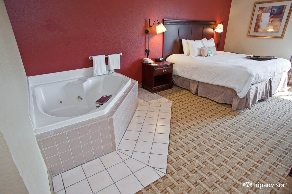Hampton Inn Jacksonville-Downtown-I-95 has Jacuzzi suites