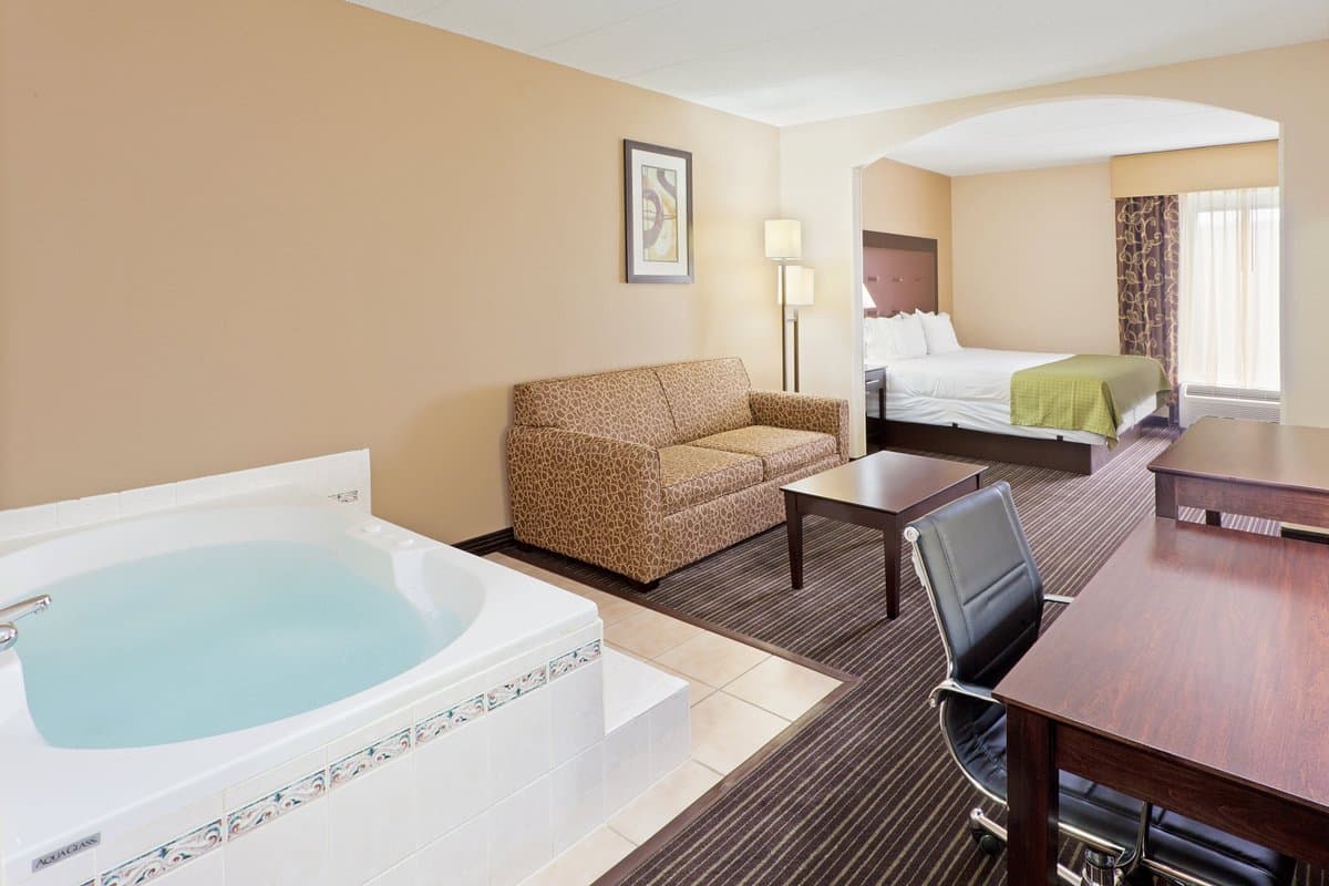 Holiday Inn Express & Suites Charleston-Southridge, an IHG hotel