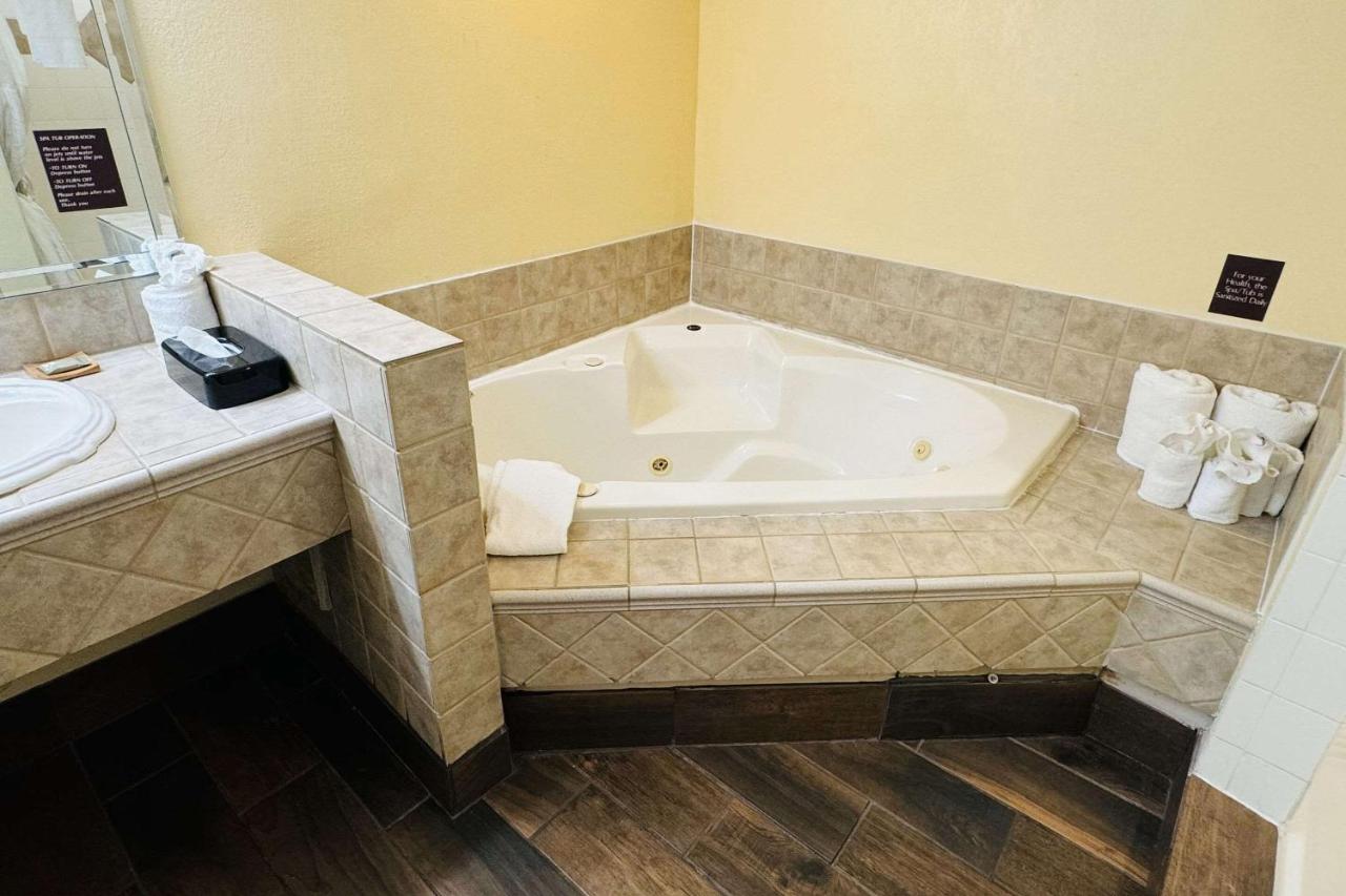 Country Inn & Suites by Radisson, Mishawaka, IN