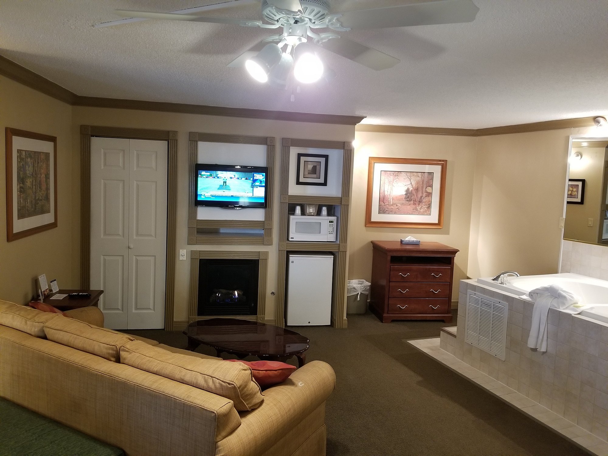 Colonial House Motel