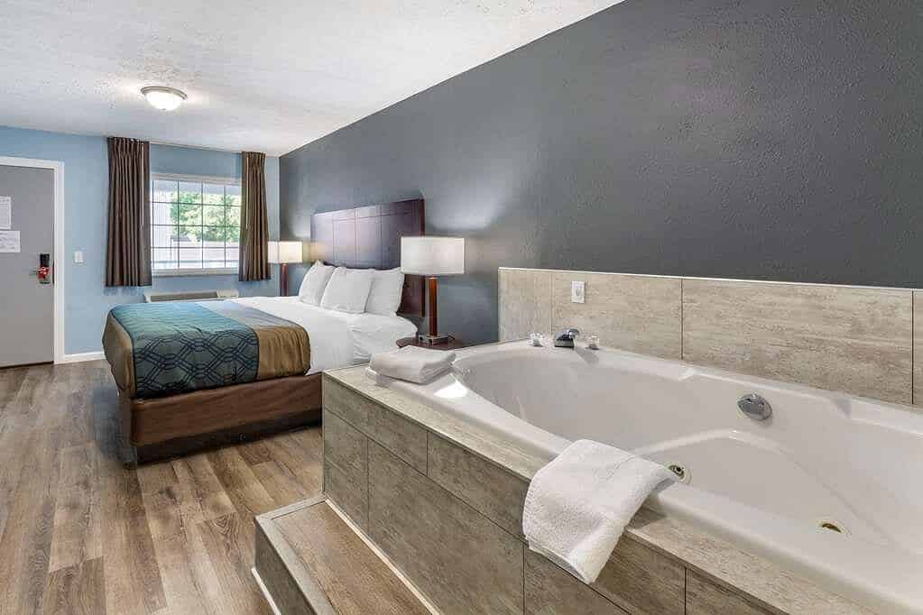 Econo Lodge Inn & Suites South