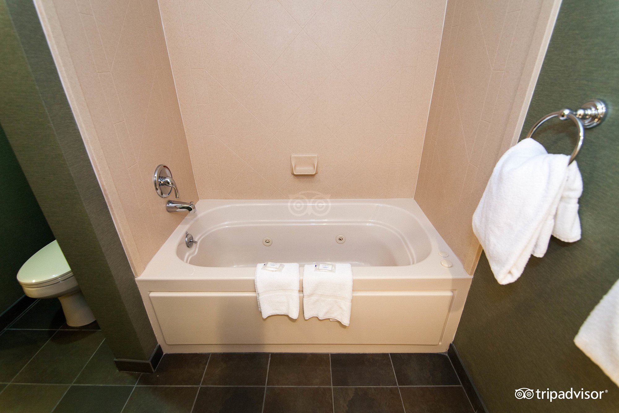 Clarion Inn & Suites at The Outlets of Lake George