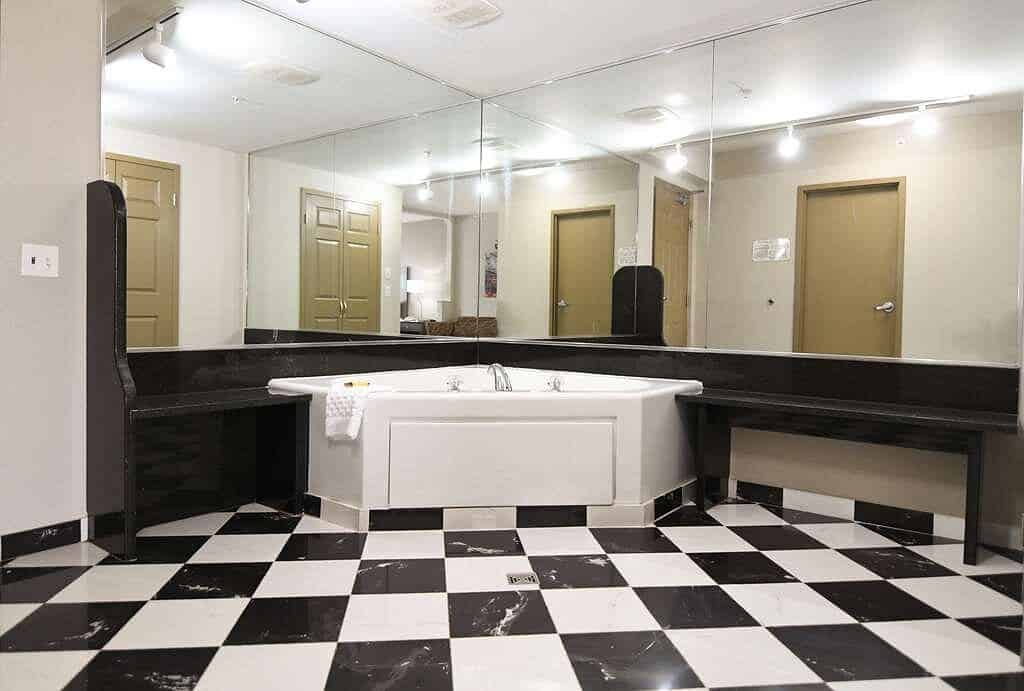 Best Western Plus Sandusky Hotel & Suites has Jacuzzi suites