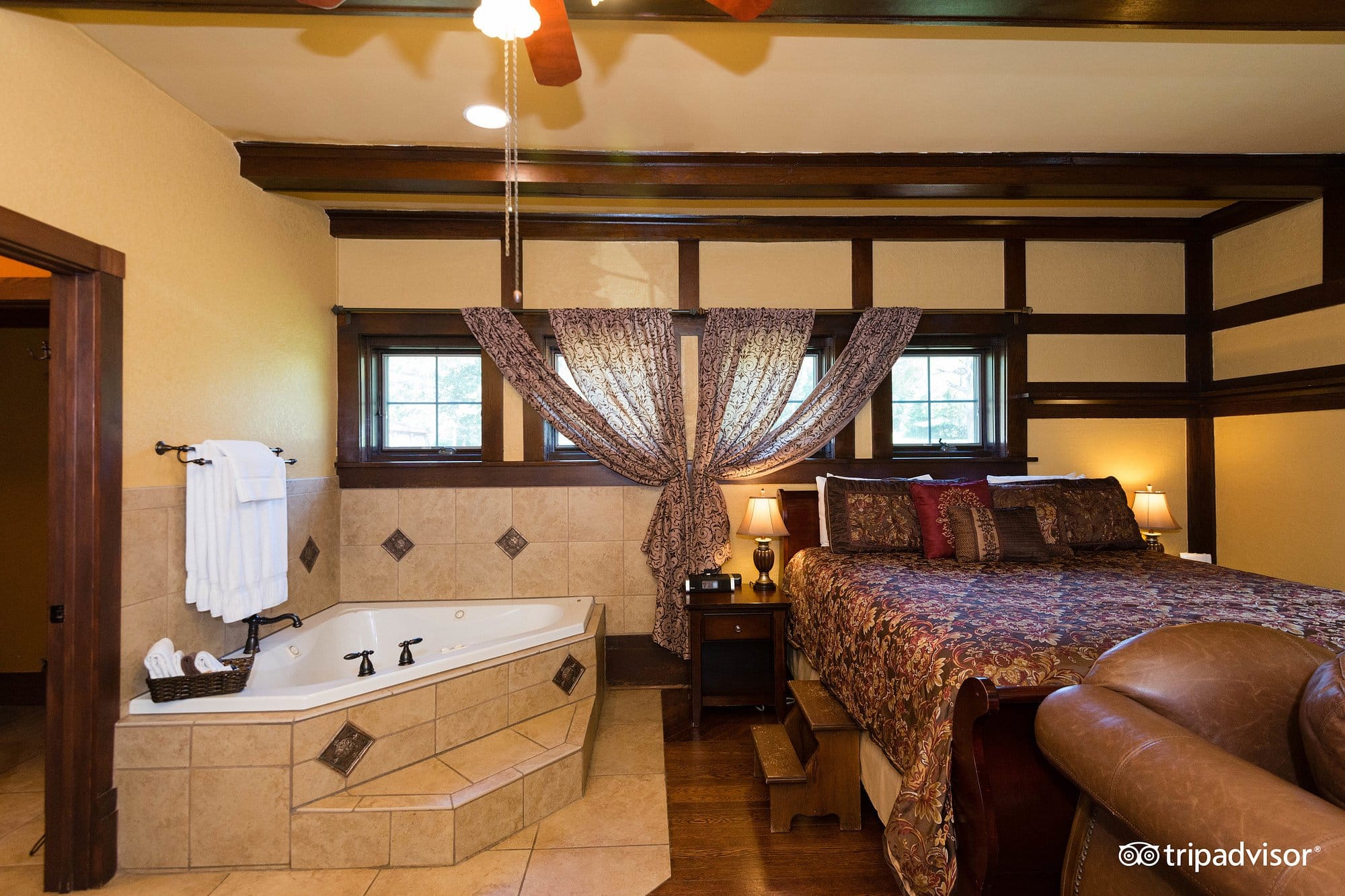 Hilltop Manor Bed & Breakfast