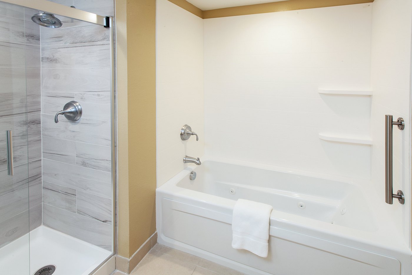 Holiday Inn Express & Suites Sandusky, an IHG Hotel