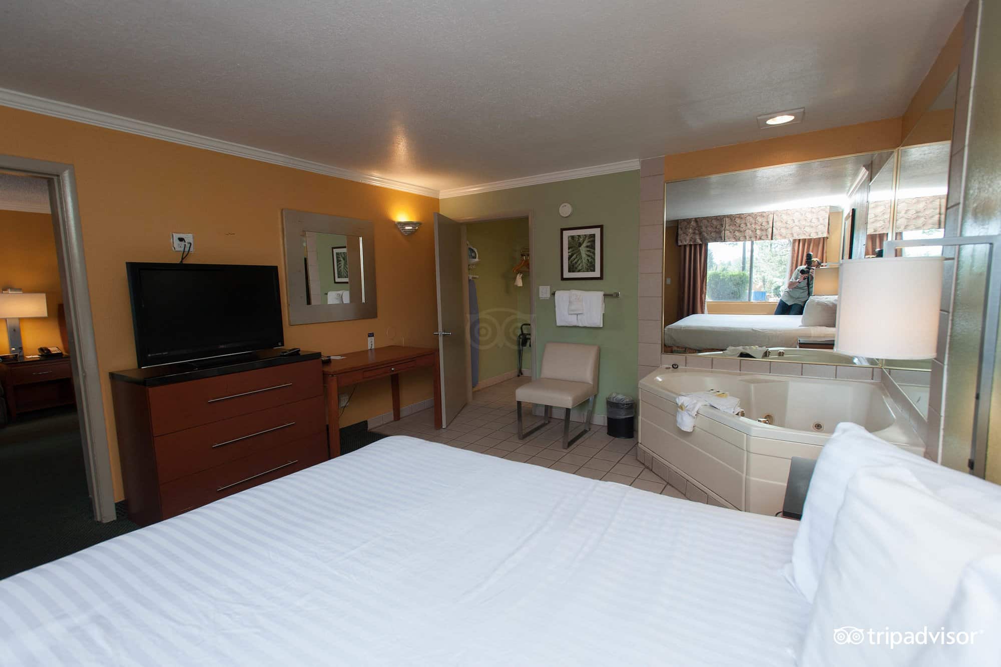 Hotel Aspen Flagstaff Grand Canyon InnSuites has Jacuzzi suites