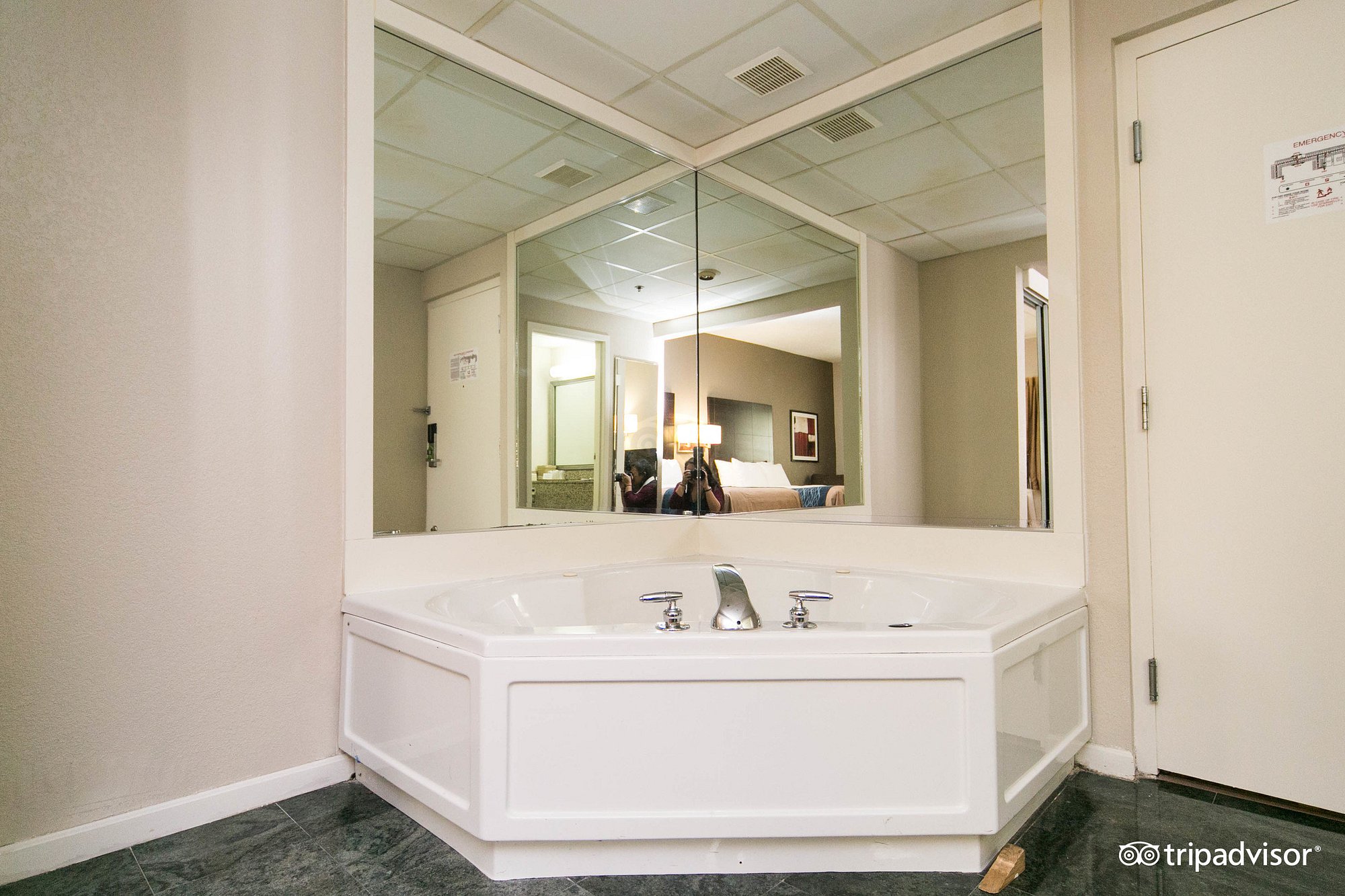 Comfort Inn Sandusky has Jacuzzi suites