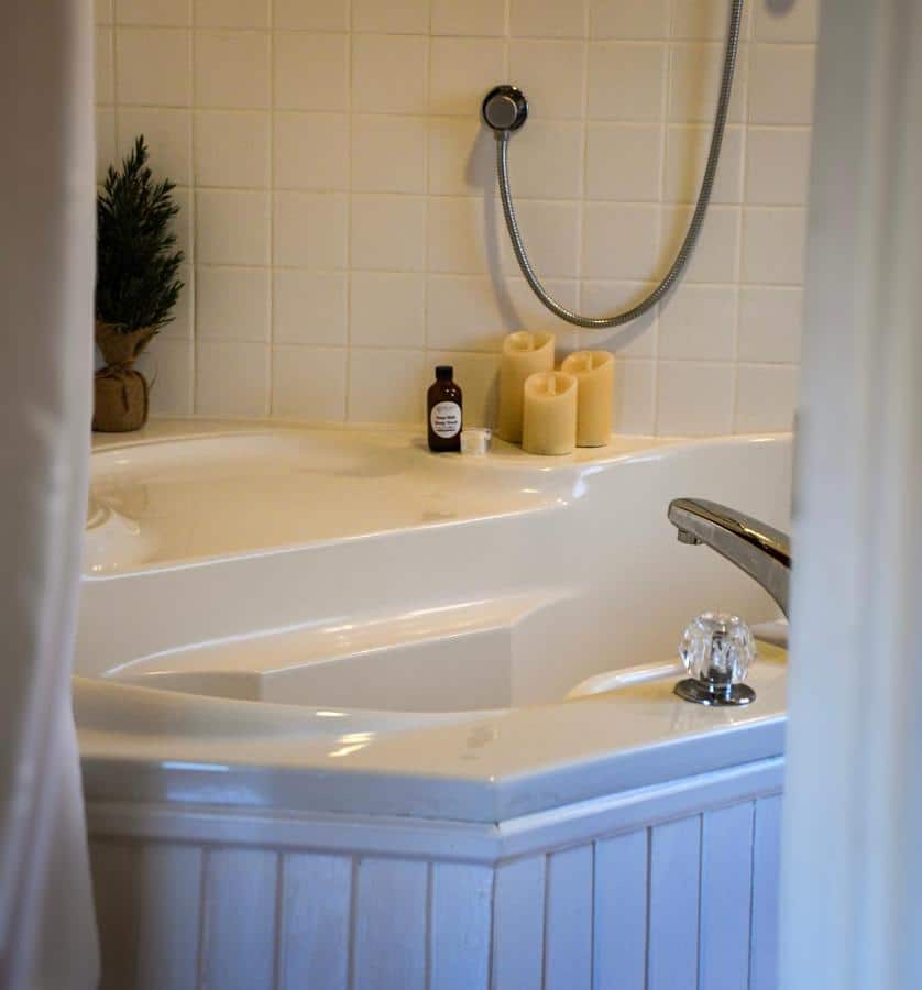 MacFie House has Jacuzzi suites
