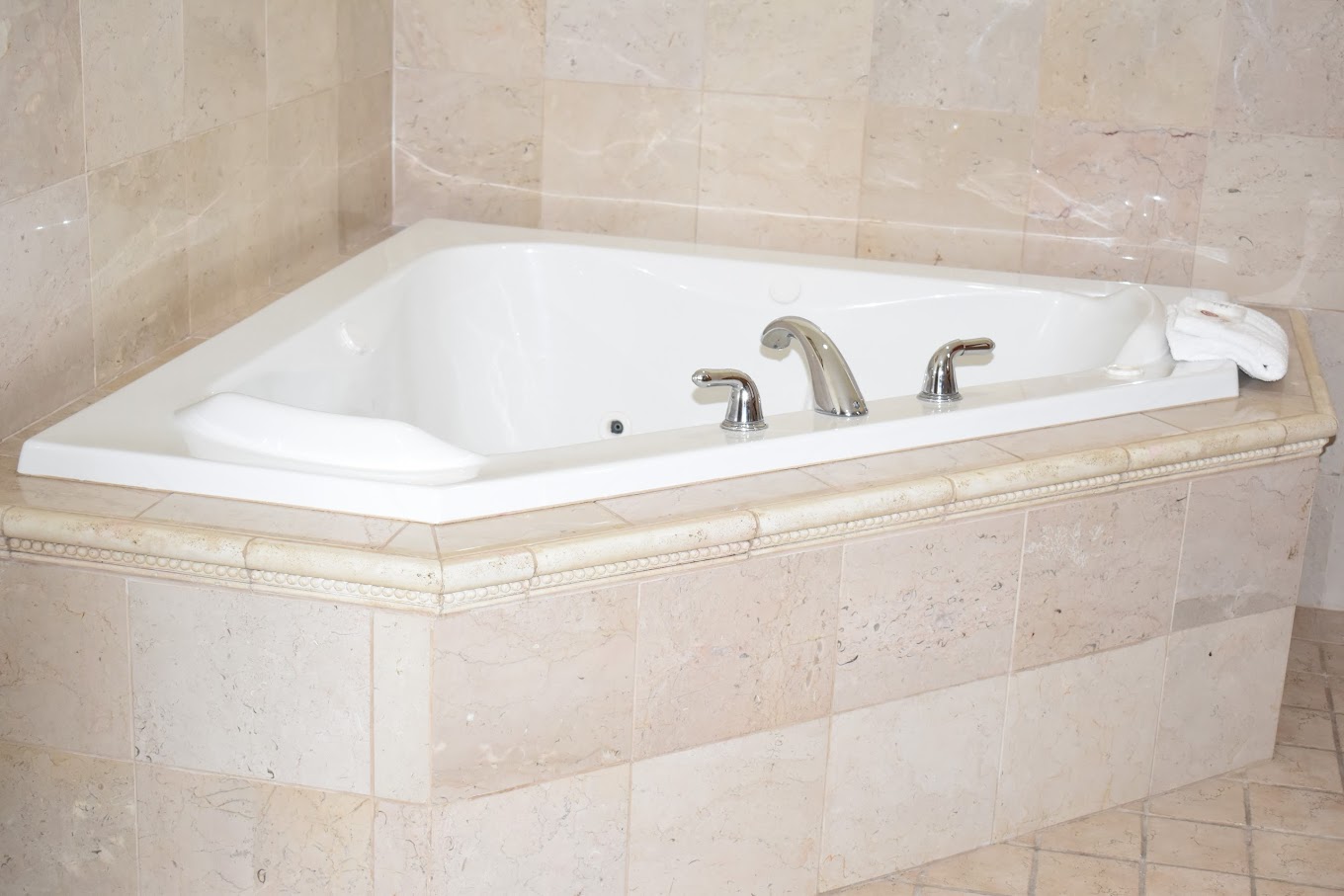 Town House Inn Cape Girardeau has Jacuzzi suites