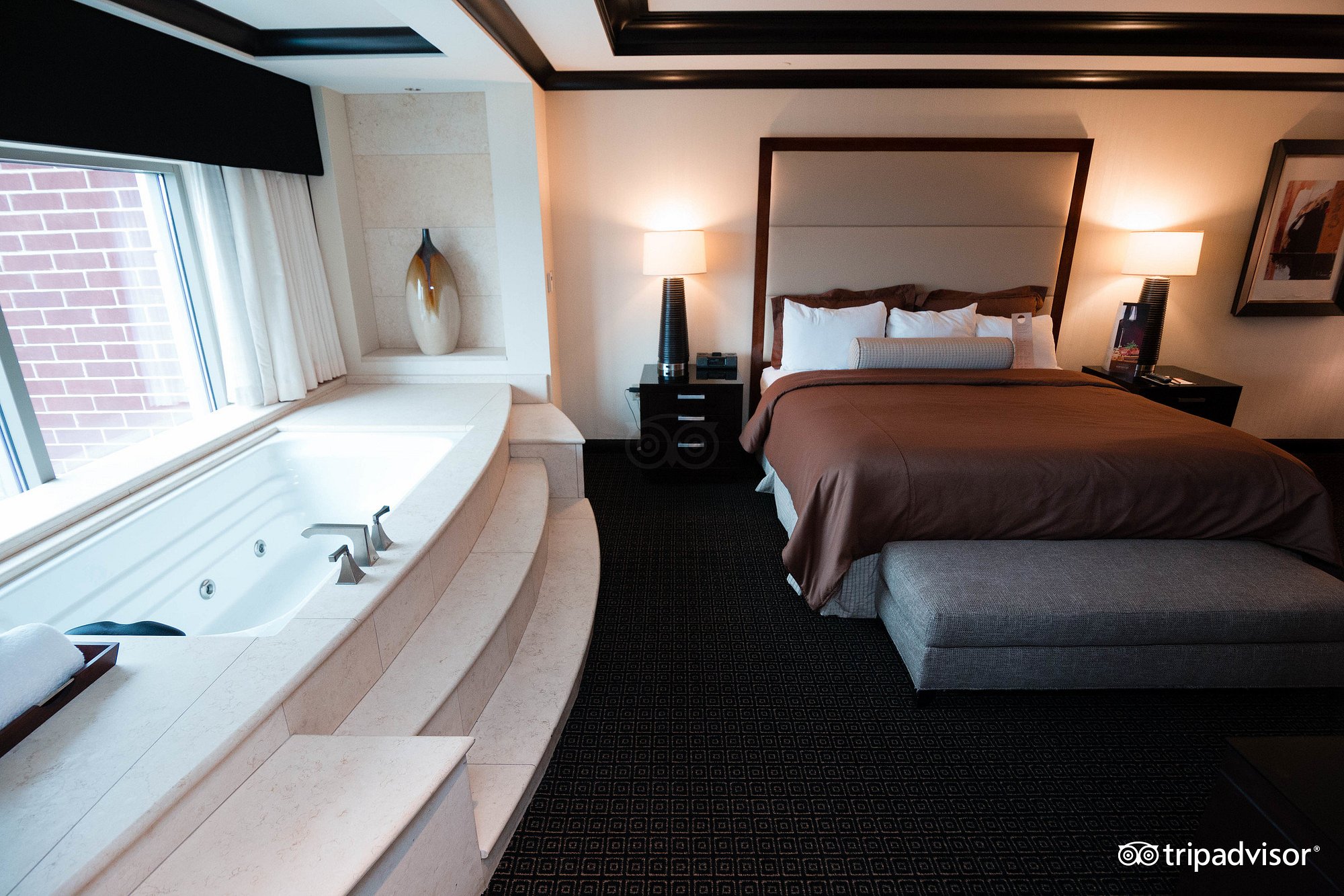 Ameristar Casino Resort Spa St. Charles has Jacuzzi Suites