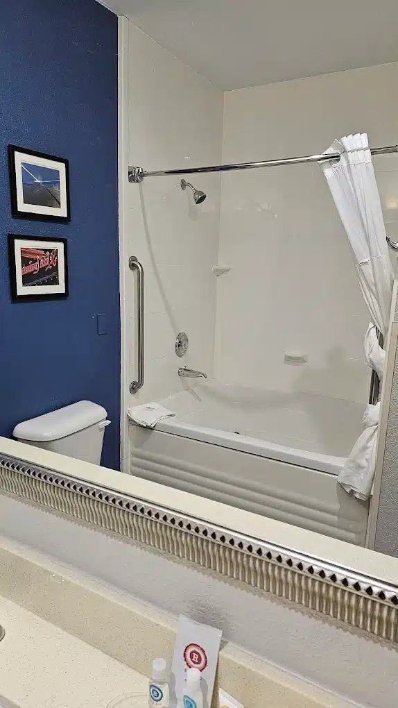 Comfort Suites St Charles - St Louis has Jacuzzi suites