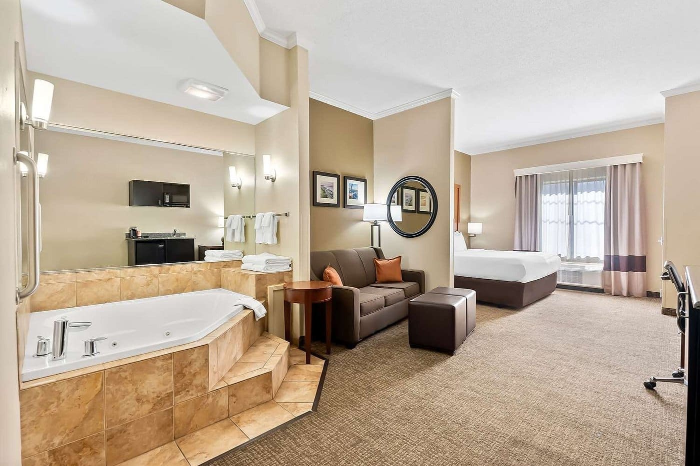 Comfort Suites Panama City Near Tyndall AFB has Jacuzzi suites
