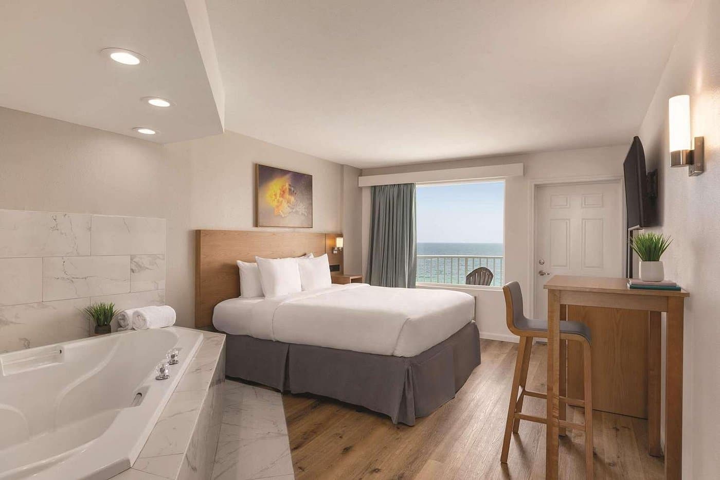 Radisson Panama City Beach - Oceanfront has Jacuzzi suites