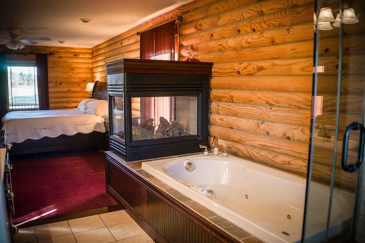 A Breath of Heaven Bed and Breakfast has Jacuzzi suites
