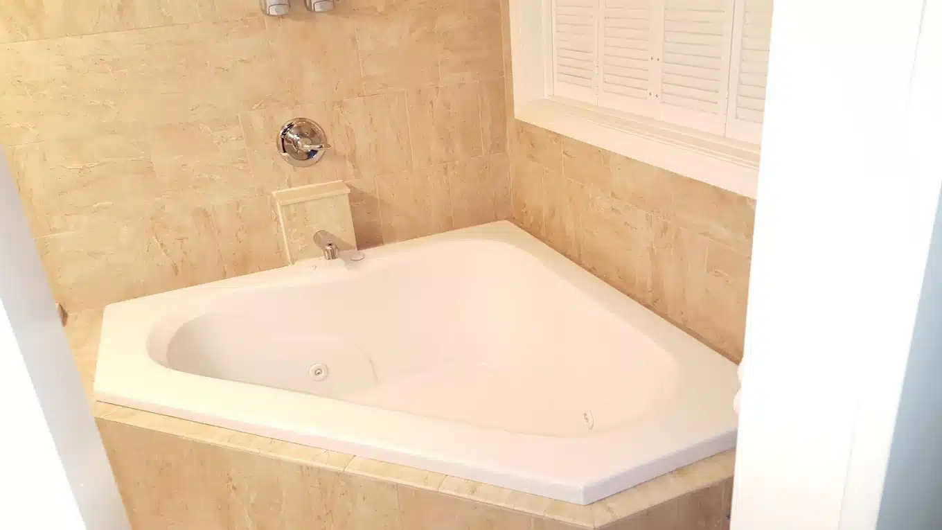 Adria Hotel And Conference Center has Jacuzzi suites