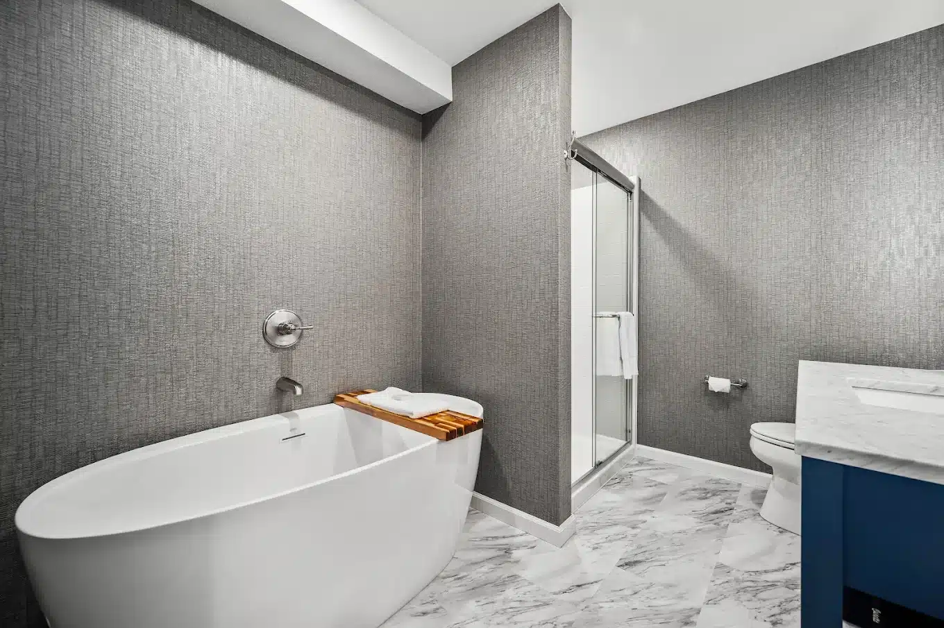 Alexandra Inn has Jacuzzi suites