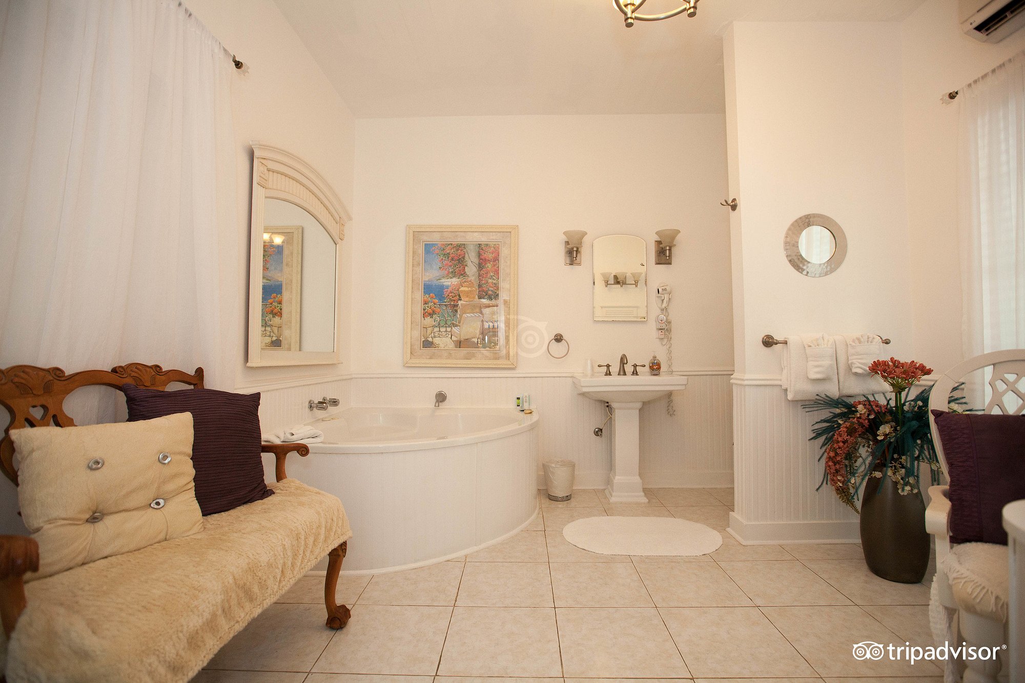 Ambrosia Key West has Jacuzzi suites