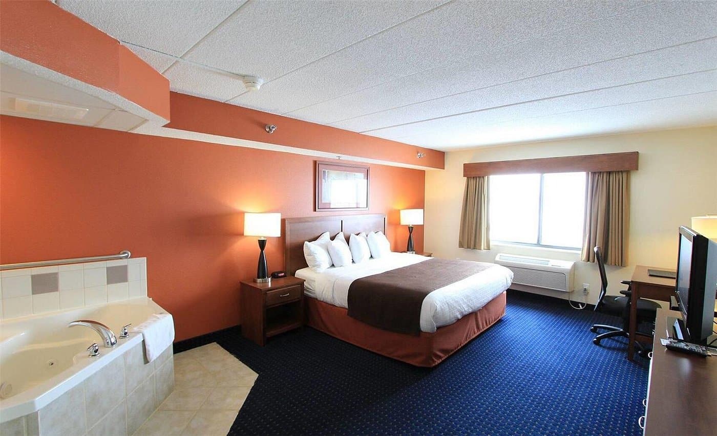 AmericInn Lodge & Suites Cedar Rapids Airport has Jacuzzi suites